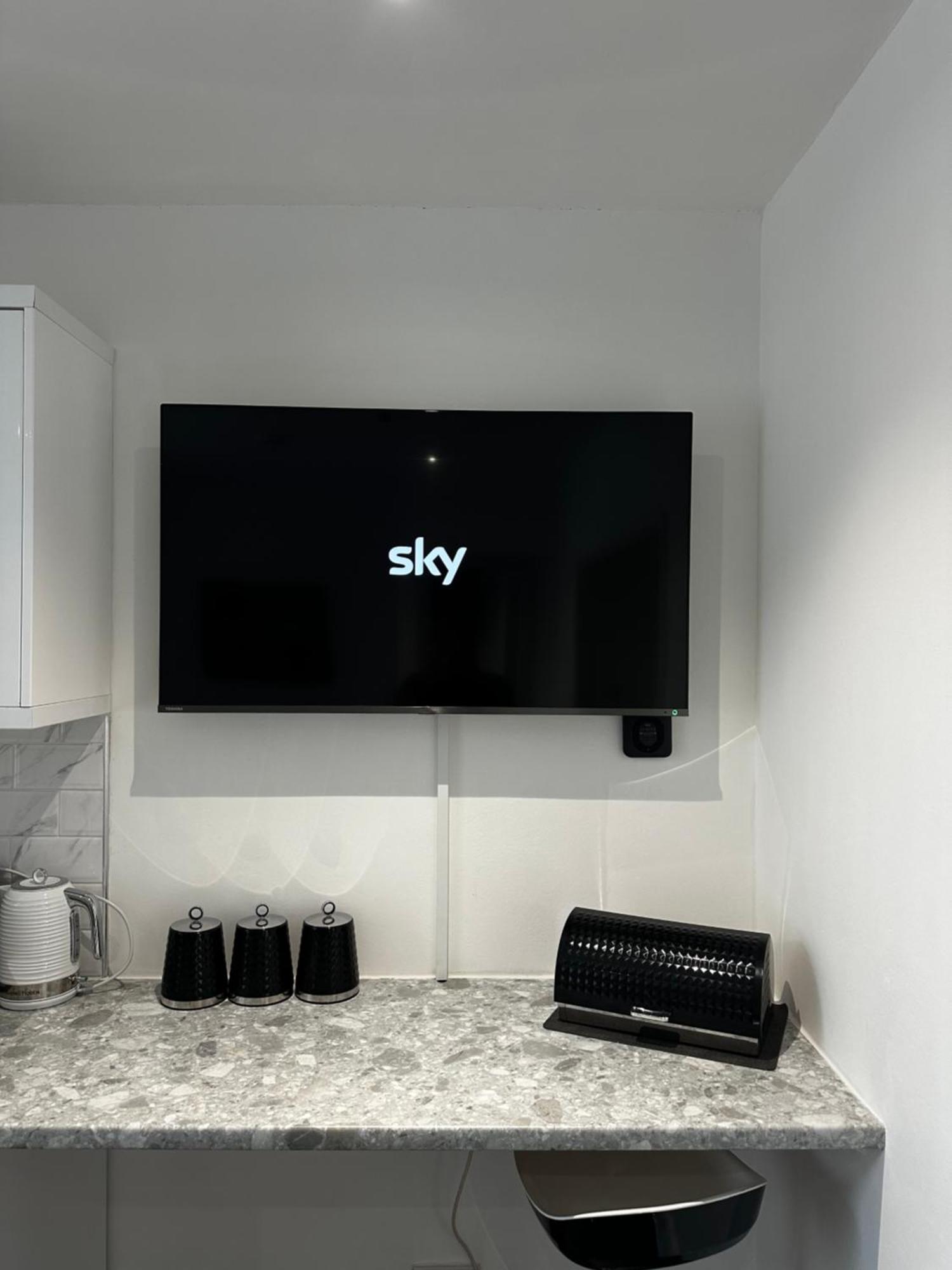 Town Centre Studio Flat Мертир-Тидвилл Экстерьер фото