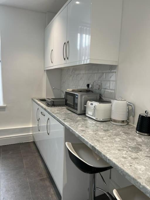 Town Centre Studio Flat Мертир-Тидвилл Экстерьер фото