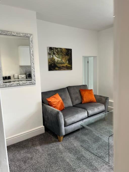 Town Centre Studio Flat Мертир-Тидвилл Экстерьер фото